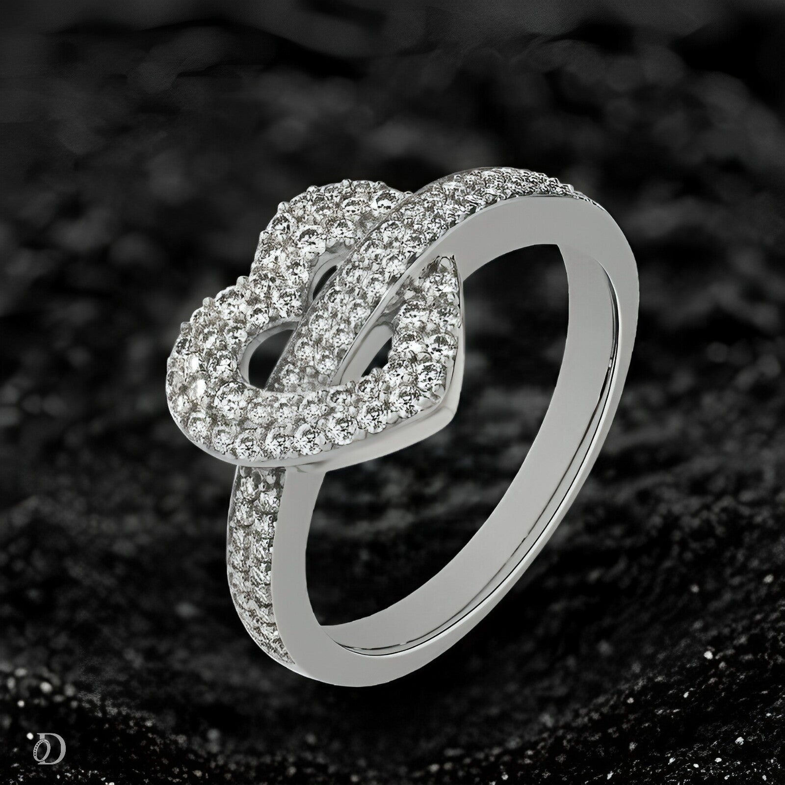 The Amorette Moissanite Band