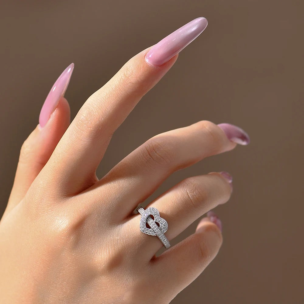 The Amorette Moissanite Band