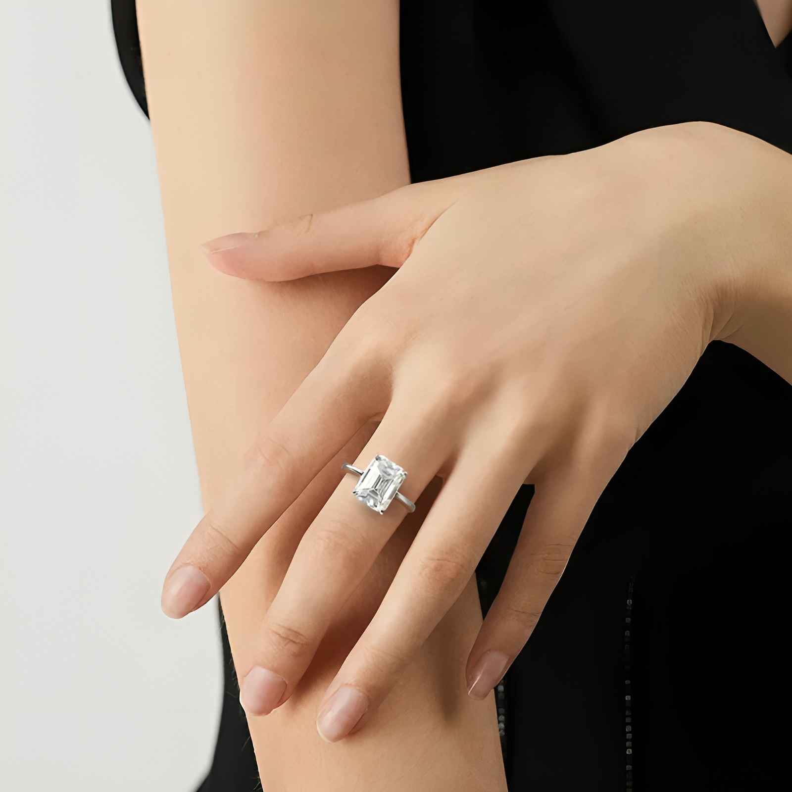 Regal Éclat Moissanite Ring
