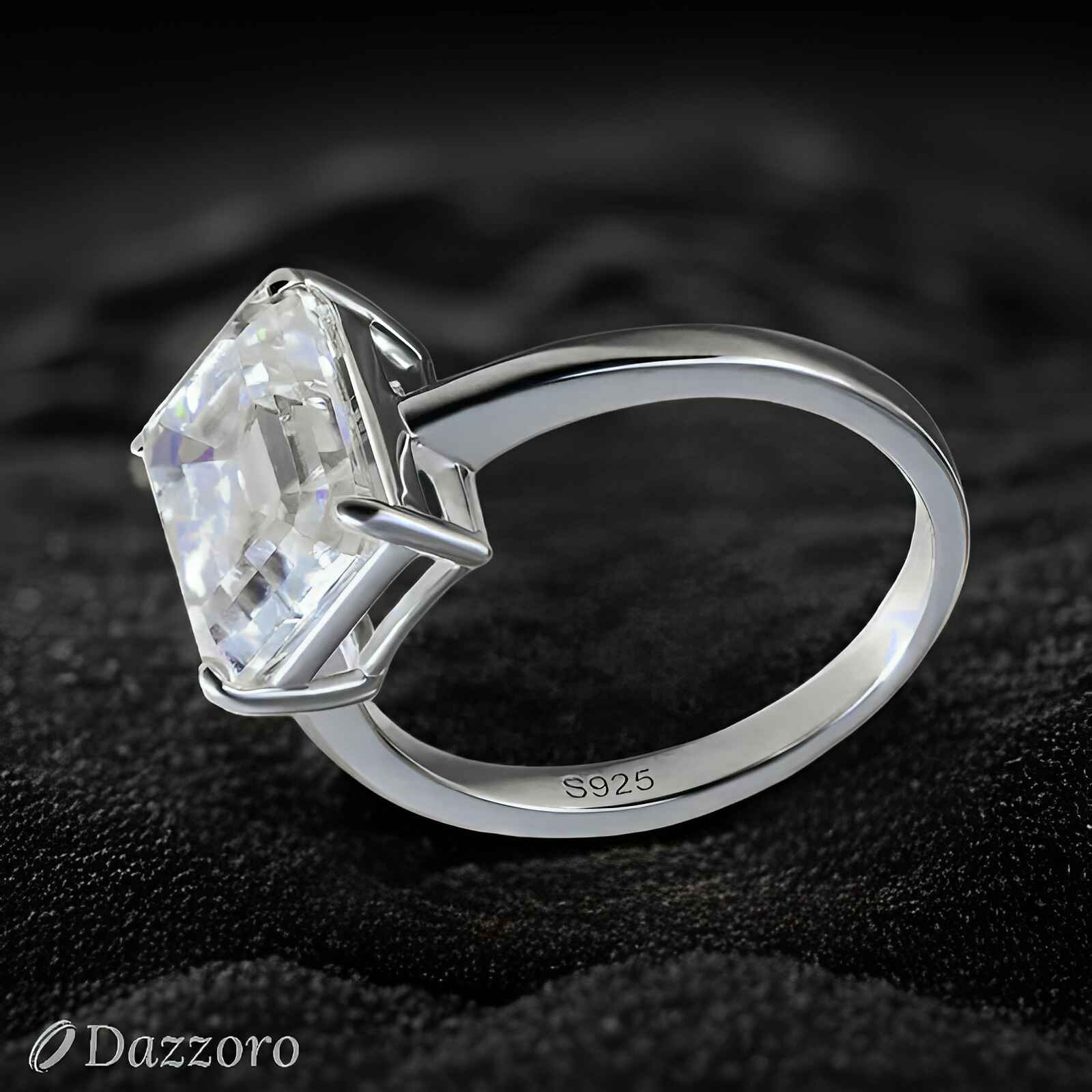 Regal Éclat Moissanite Ring