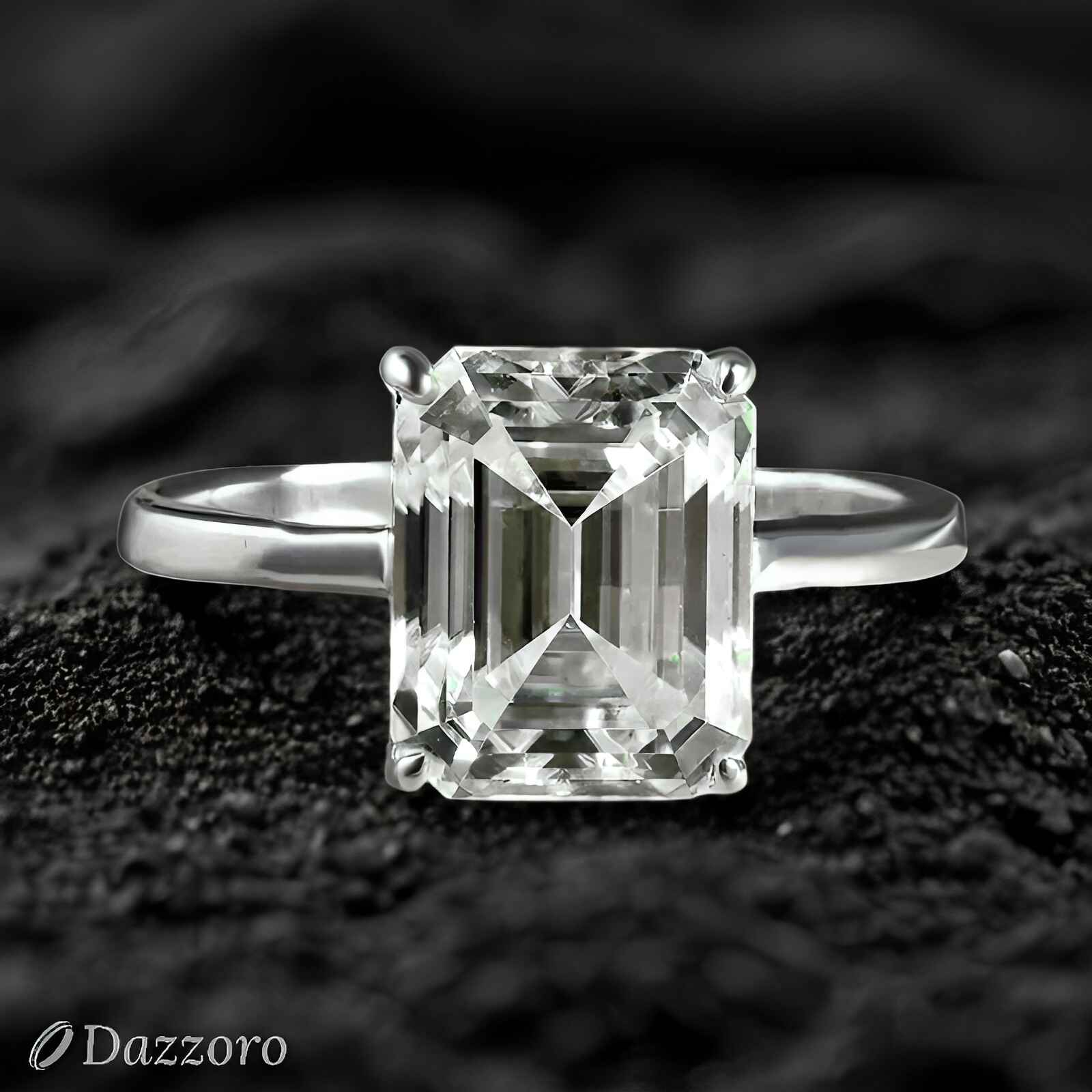 Regal Éclat Moissanite Ring